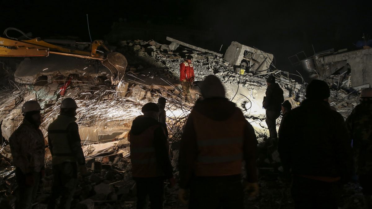 Čeští záchranáři v Turecku našli deset lidí, tři mrtvé vytáhli